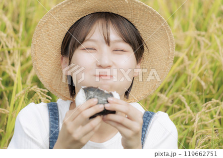 おにぎりを食べる若い女性 おにぎりを食べる若い女性 119662751