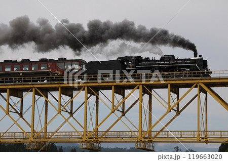 黒煙を上げて鉄橋を渡る磐越西線SLばんえつ物語 119663020