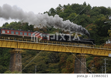 黒煙を上げて鉄橋を渡る磐越西線SLばんえつ物語 119663021