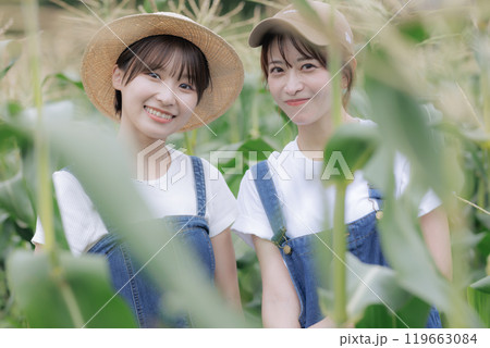 農園で佇む若い女性達 119663084