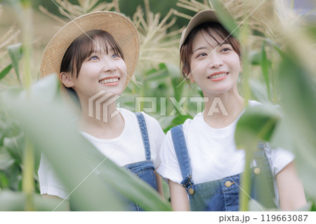 農園で佇む若い女性達 119663087