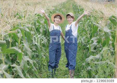 農園で佇む若い女性達 農園で佇む若い女性達 119663089