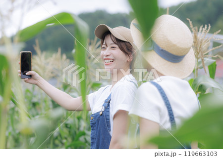 農園で記念写真を撮る若い女性達 119663103