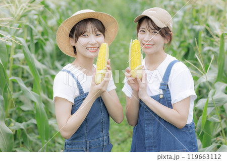 収穫した野菜と一緒に佇む若い女性達 119663112