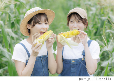 収穫した野菜と一緒に佇む若い女性達 119663114