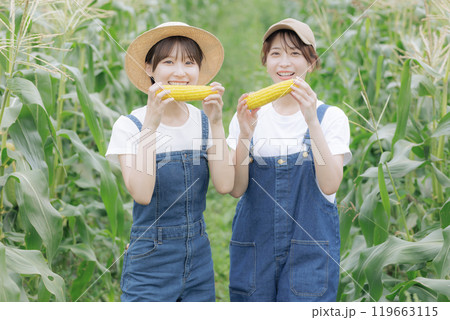 収穫した野菜と一緒に佇む若い女性達 収穫した野菜と一緒に佇む若い女性達 119663115