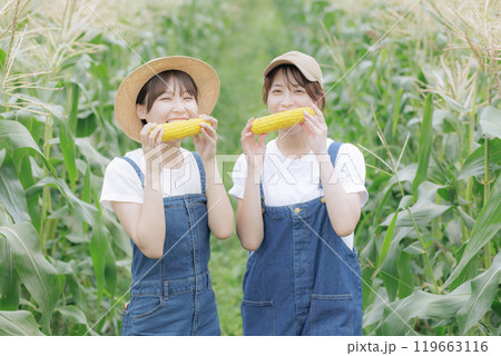 収穫した野菜と一緒に佇む若い女性達 119663116