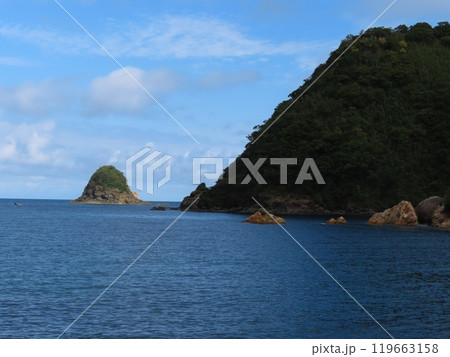 名勝美保ノ北浦、真っ青な海と白い雲、紺碧のさざ波たつ海と岩肌と緑の島が美しい海岸、松江市美保関町諸喰 名勝美保ノ北浦、真っ青な海と白い雲、紺碧のさざ波たつ海と岩肌と緑の島が美しい海岸、松江市美保関町諸喰 119663158