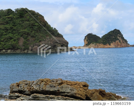 名勝美保ノ北浦、真っ青な海と白い雲、紺碧のさざ波たつ海と岩肌と緑の島が美しい海岸、松江市美保関町諸喰 119663159