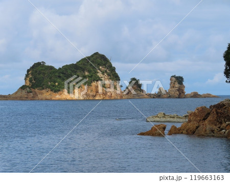 名勝美保ノ北浦、真っ青な海と白い雲、紺碧のさざ波たつ海と岩肌と緑の島が美しい海岸、松江市美保関町諸喰 名勝美保ノ北浦、真っ青な海と白い雲、紺碧のさざ波たつ海と岩肌と緑の島が美しい海岸、松江市美保関町諸喰 119663163