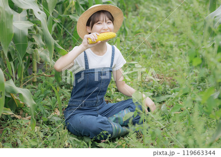 収穫したばかりの野菜を食べる若い女性 119663344