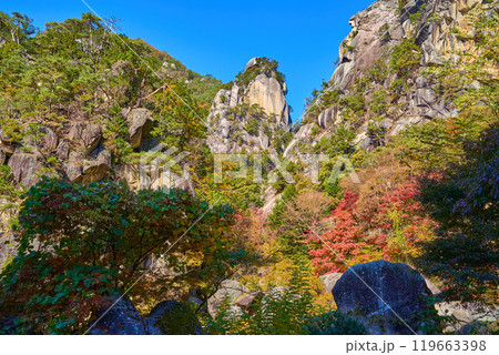 秋の山梨県甲府市 昇仙峡の主峰 覚円峰(かくえんぽう)を見る 秋の山梨県甲府市 昇仙峡の主峰 覚円峰(かくえんぽう)を見る 119663398