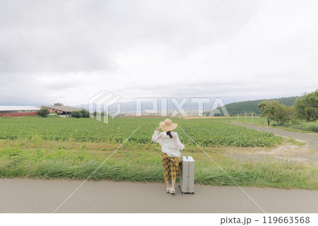 旅行をしている若い女性 119663568
