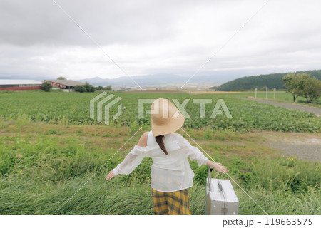 旅行をしている若い女性 旅行をしている若い女性 119663575