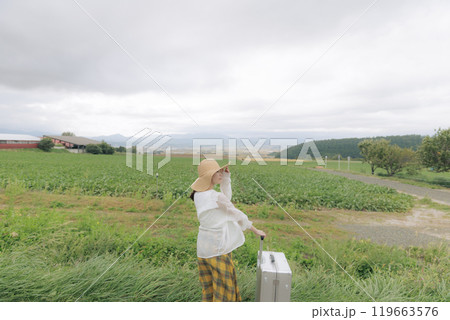 旅行をしている若い女性 旅行をしている若い女性 119663576