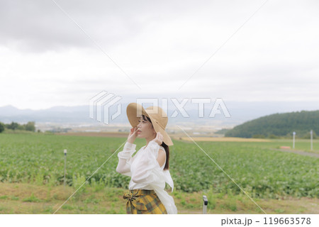 旅行をしている若い女性 119663578