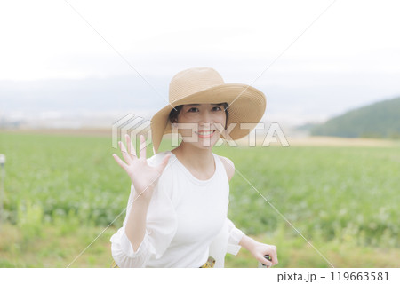 旅行をしている若い女性 旅行をしている若い女性 119663581