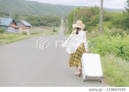 一人旅をしている若い女性 119663595