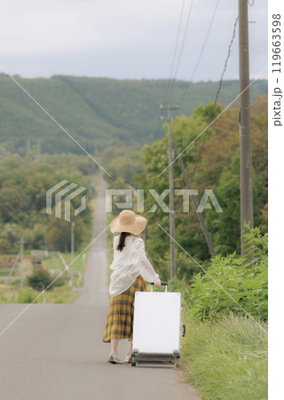 一人旅をしている若い女性 119663598