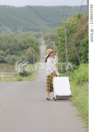 一人旅をしている若い女性 一人旅をしている若い女性 119663599