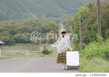 一人旅をしている若い女性 一人旅をしている若い女性 119663600