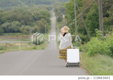 一人旅をしている若い女性 一人旅をしている若い女性 119663601