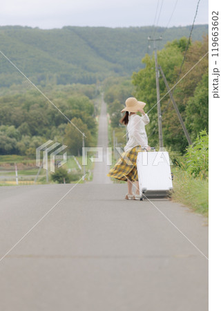 一人旅をしている若い女性 一人旅をしている若い女性 119663602