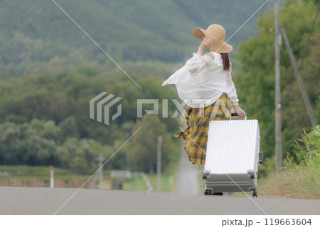 一人旅をしている若い女性 一人旅をしている若い女性 119663604