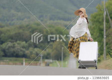 一人旅をしている若い女性 一人旅をしている若い女性 119663605
