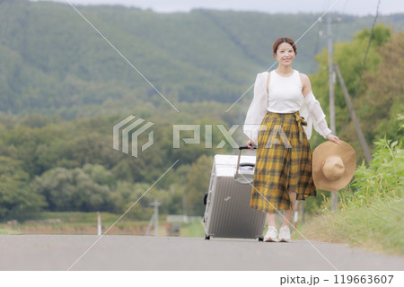 一人旅をしている若い女性 一人旅をしている若い女性 119663607