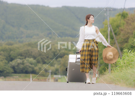 一人旅をしている若い女性 一人旅をしている若い女性 119663608
