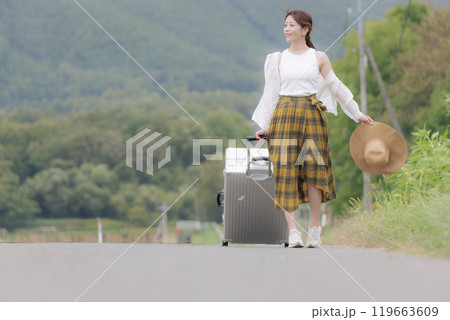 一人旅をしている若い女性 一人旅をしている若い女性 119663609