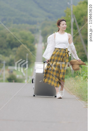 一人旅をしている若い女性 一人旅をしている若い女性 119663610
