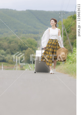 一人旅をしている若い女性 一人旅をしている若い女性 119663611