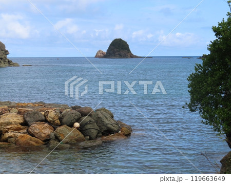 名勝美保ノ北浦、真っ青な海と白い雲、紺碧のさざ波たつ海と岩肌と緑の島が美しい海岸、松江市美保関町諸喰 名勝美保ノ北浦、真っ青な海と白い雲、紺碧のさざ波たつ海と岩肌と緑の島が美しい海岸、松江市美保関町諸喰 119663649