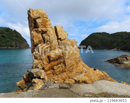 名勝美保ノ北浦、真っ青な海と白い雲、紺碧のさざ波たつ海と岩肌と緑の島が美しい海岸、松江市美保関町諸喰 名勝美保ノ北浦、真っ青な海と白い雲、紺碧のさざ波たつ海と岩肌と緑の島が美しい海岸、松江市美保関町諸喰 119663653