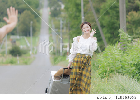 旅行する女性 旅行する女性 119663655
