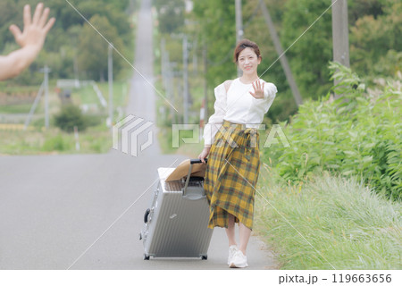 旅行する女性 旅行する女性 119663656
