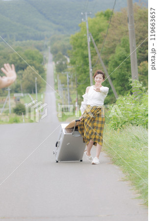 旅行する女性 旅行する女性 119663657