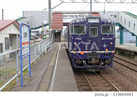 久根別駅を発車するながまれ号　久根別駅　くねべつ　Kunebetsu　sh09　道南いさりび鉄道 119664001