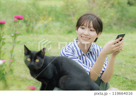 座ってスマホを弄る若い女性 座ってスマホを弄る若い女性 119664016