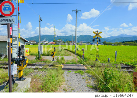 小型特殊自動車と人しか渡れない田舎の踏切【安曇野】 119664247