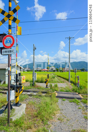 小型特殊自動車と人しか渡れない田舎の踏切【安曇野】 119664248