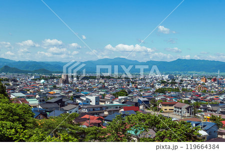 会津若松 飯盛山から鶴ヶ城を望む 119664384