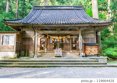 雄山神社　芦峅中宮（霊峰立山の山岳信仰）　祈願殿（拝殿）　（富山県中新川郡立山町） 119664428