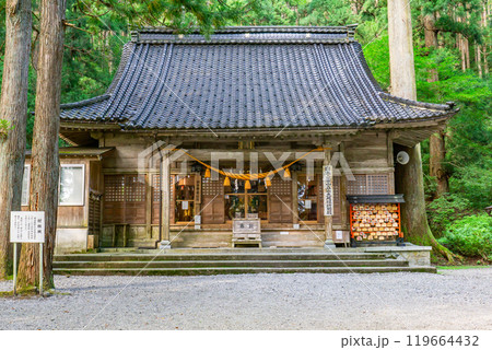 雄山神社　芦峅中宮（霊峰立山の山岳信仰）　祈願殿（拝殿）　（富山県中新川郡立山町） 119664432