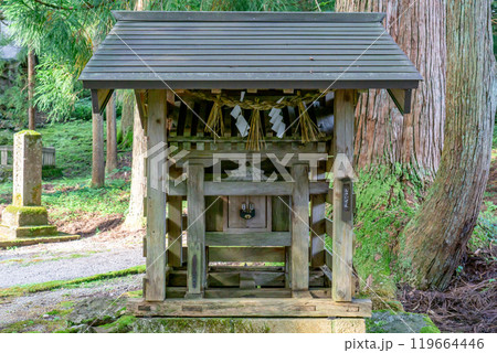 雄山神社　芦峅中宮（霊峰立山の山岳信仰）　劔嶽社（劔岳山頂の旧社殿）　（富山県中新川郡立山町） 119664446