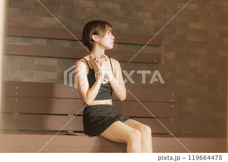 サウナに入る若い女性 119664478