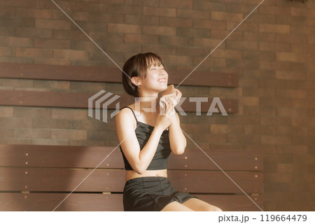 サウナに入る若い女性 119664479