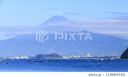 伊豆半島の駿河湾から見た富士山の秋 伊豆半島の駿河湾から見た富士山の秋 119664548